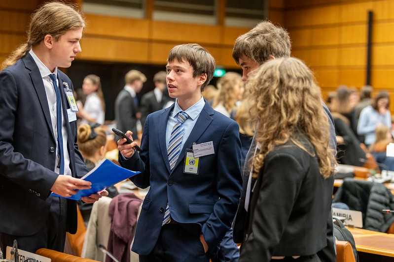 MUN students learning negotiation